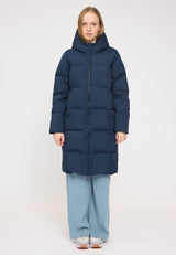 Julia ist 1,78 und trägt Größe S