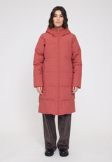 Maren ist 1,75 und trägt Größe S