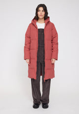 Maren ist 1,75 und trägt Größe S