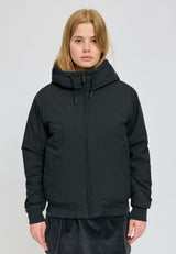 Amber ist 1,74 und trägt Größe S