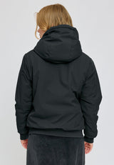 Amber ist 1,74 und trägt Größe S