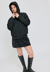 Amber ist 1,74 und trägt Größe S