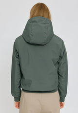 Julia ist 1,78 und trägt Größe S