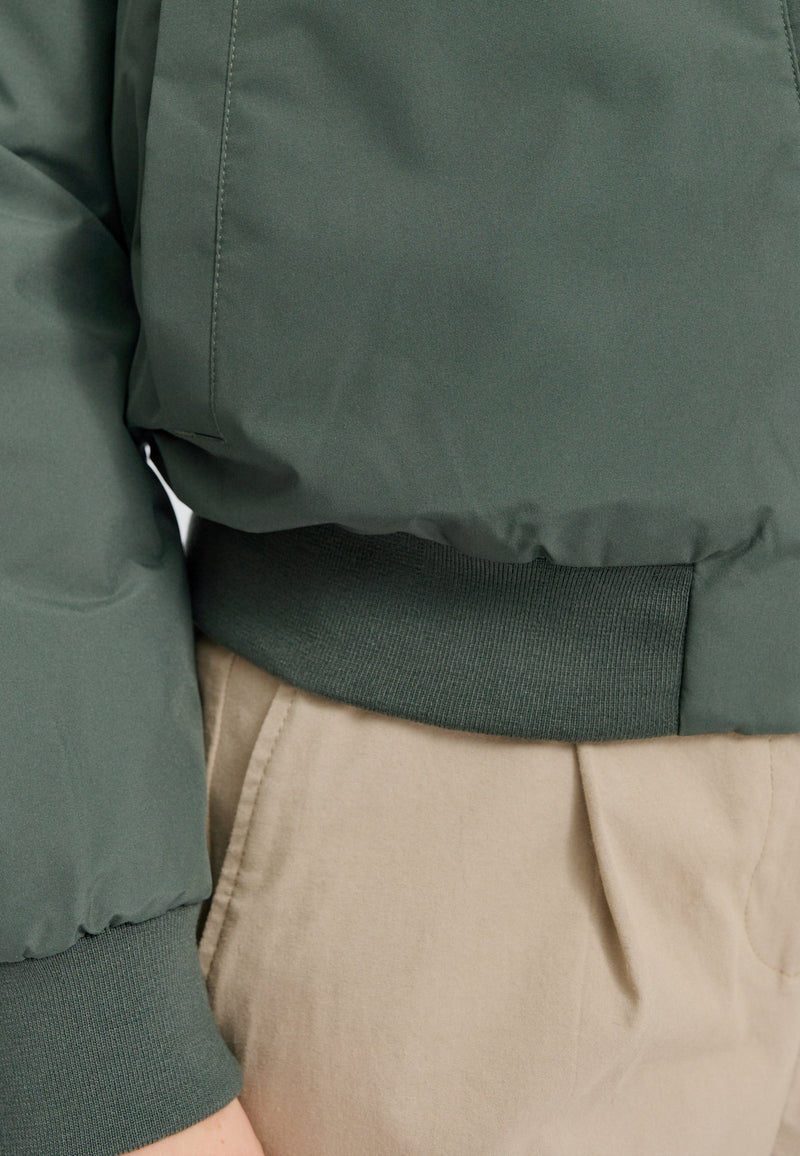 Julia ist 1,78 und trägt Größe S