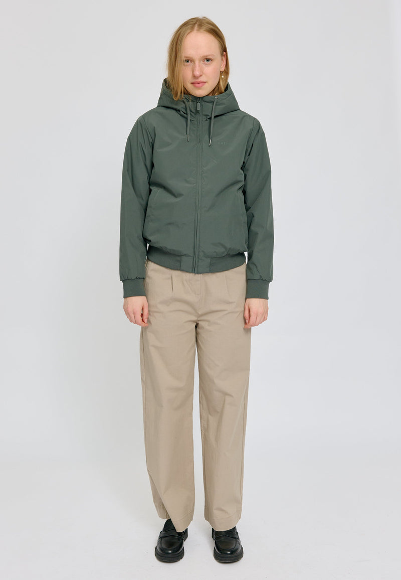 Julia ist 1,78 und trägt Größe S