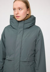 Julia ist 1,78 und trägt Größe S