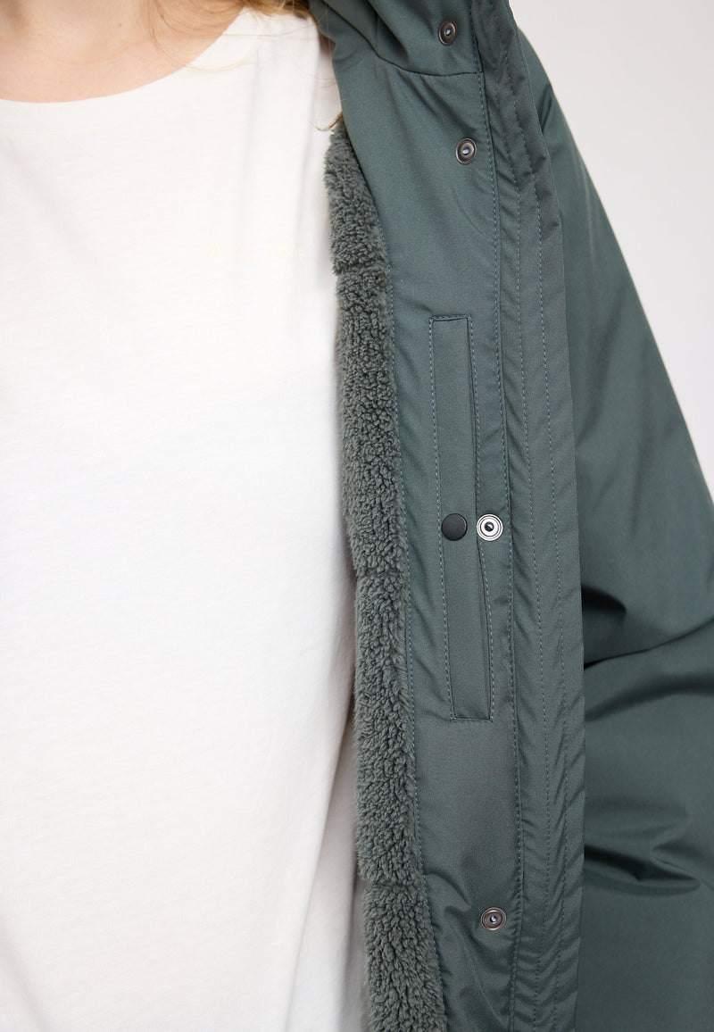 Julia ist 1,78 und trägt Größe S