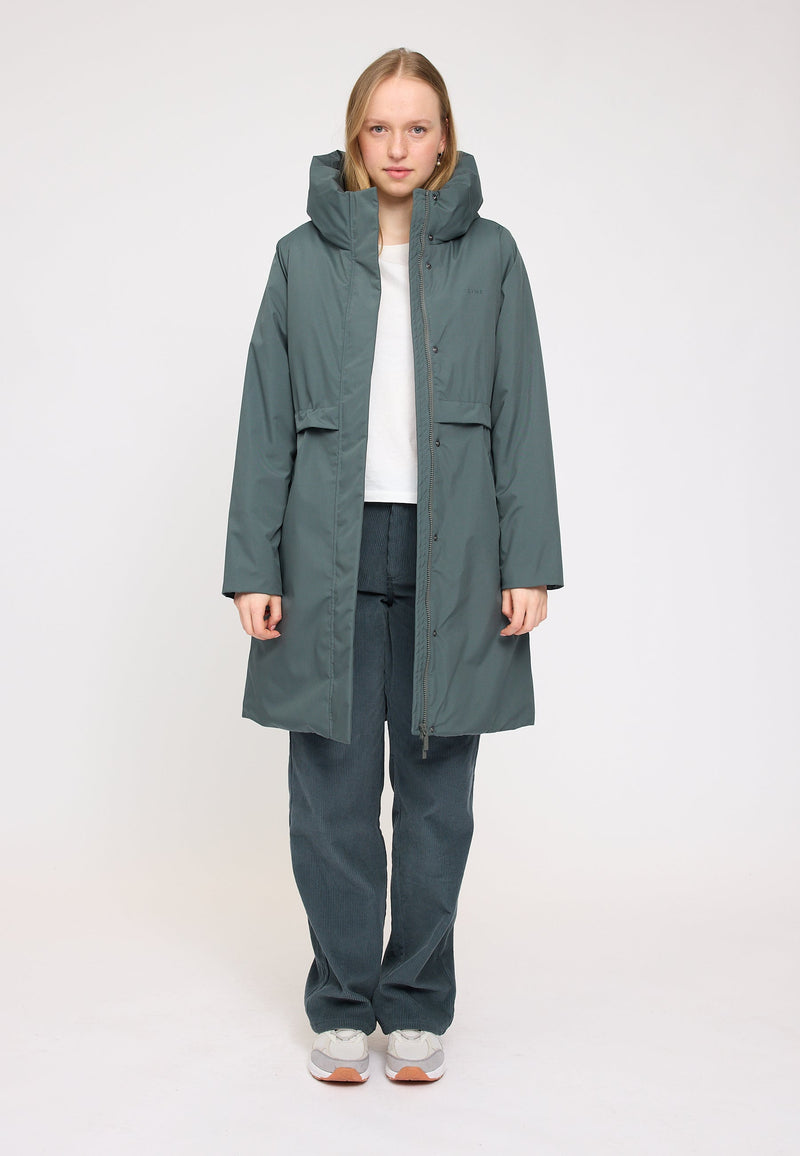 Julia ist 1,78 und trägt Größe S