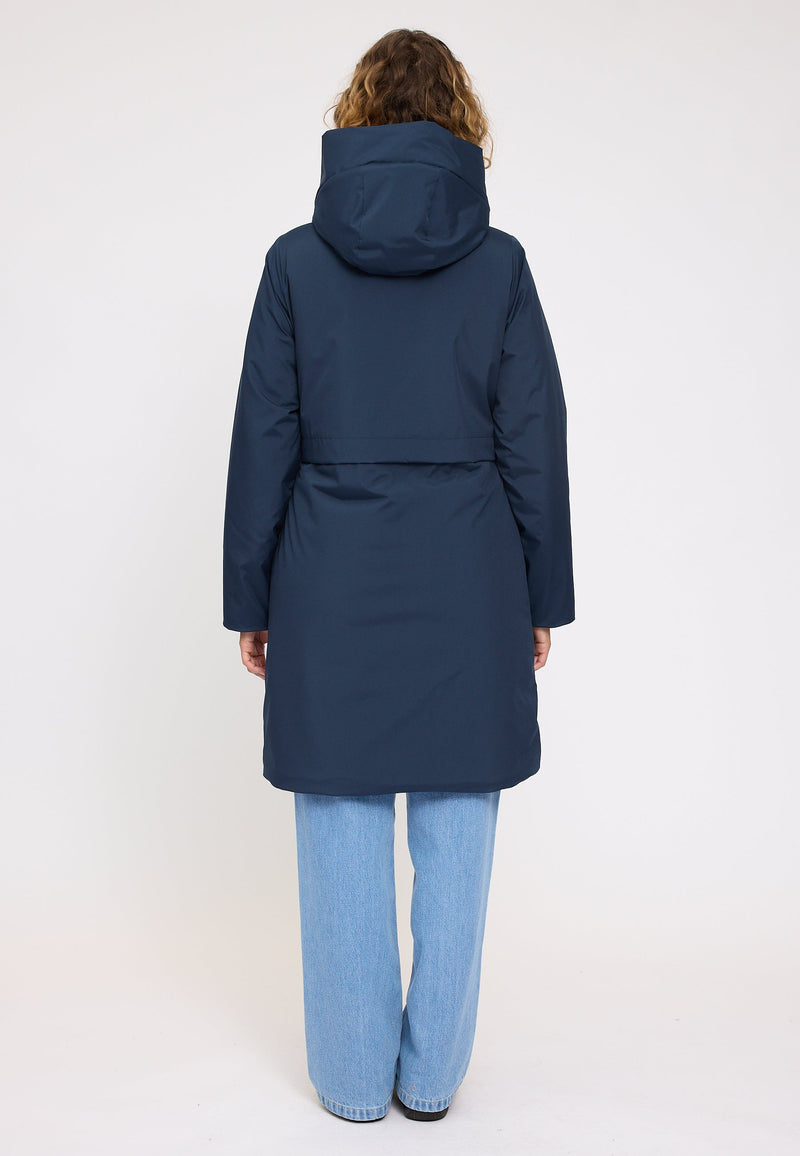 Angelique ist 1,75 und trägt Größe S