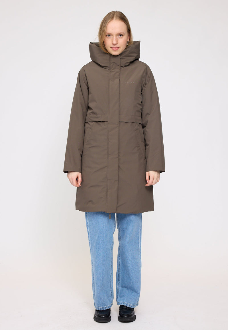 Julia ist 1,78 und trägt Größe S