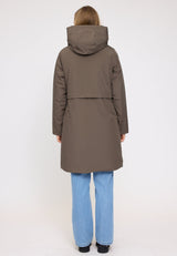 Julia ist 1,78 und trägt Größe S