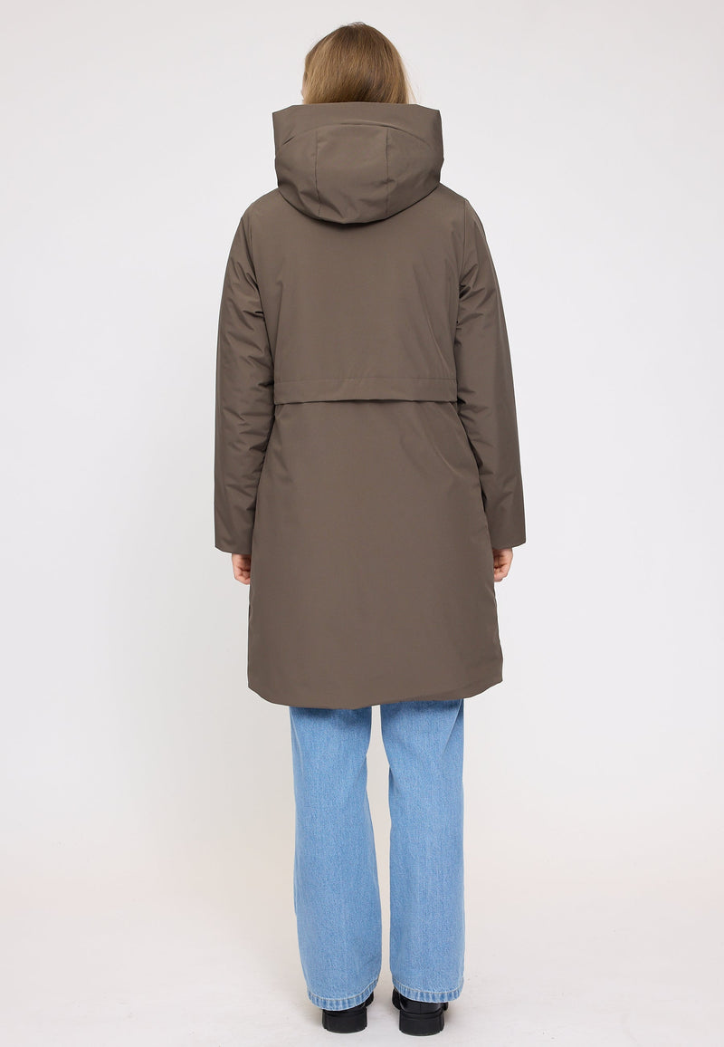 Julia ist 1,78 und trägt Größe S