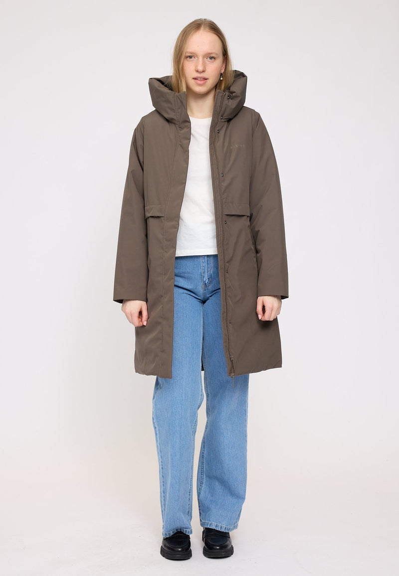 Julia ist 1,78 und trägt Größe S