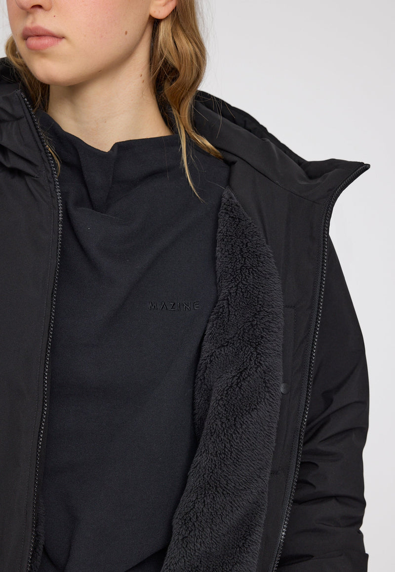 Julia ist 1,78 und trägt Größe S