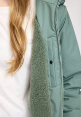 Julia ist 1,78 und trägt Größe S