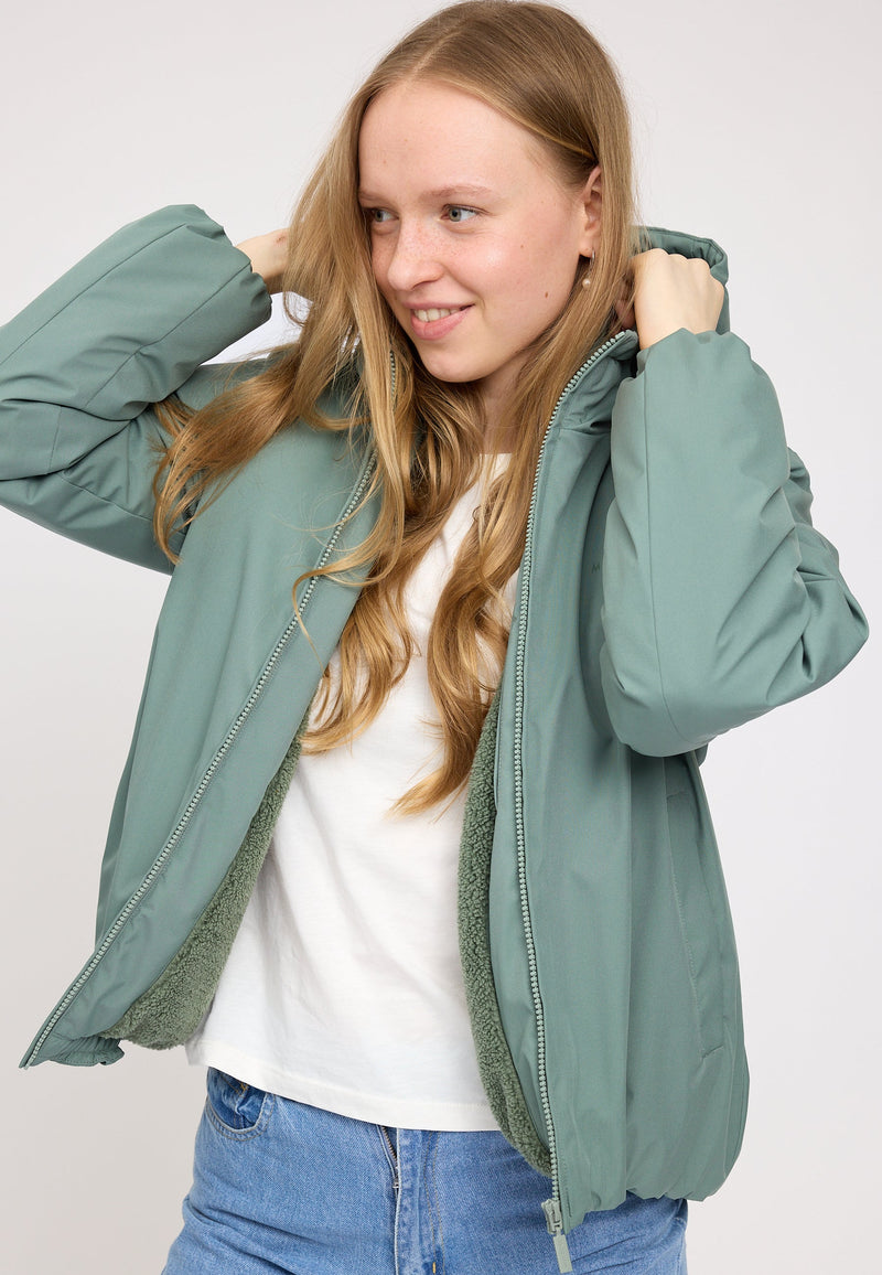 Julia ist 1,78 und trägt Größe S