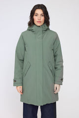 Maren ist 1,75 und trägt Größe S