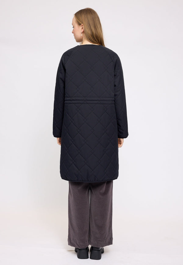 Julia ist 1,78 und trägt Größe S