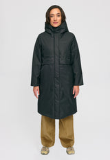 Kate ist 1.75m und trägt Größe S