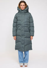 Angelique ist 1,75 und trägt Größe S