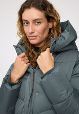 Angelique ist 1,75 und trägt Größe S