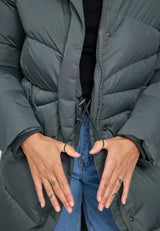 Angelique ist 1,75 und trägt Größe S