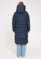 Julia ist 1,78 und trägt Größe S