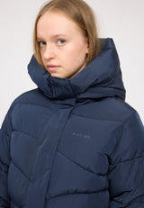 Julia ist 1,78 und trägt Größe S