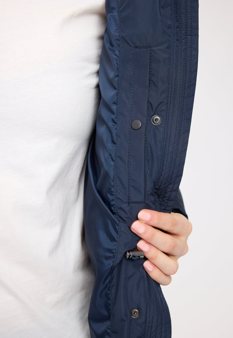 Julia ist 1,78 und trägt Größe S