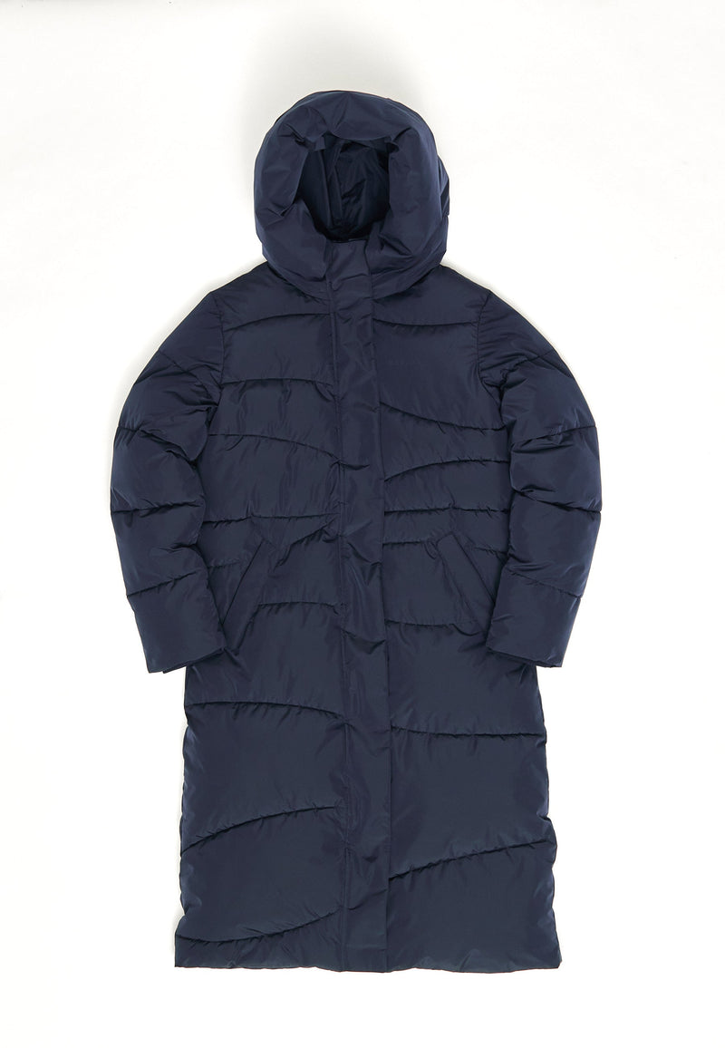 Julia ist 1,78 und trägt Größe S