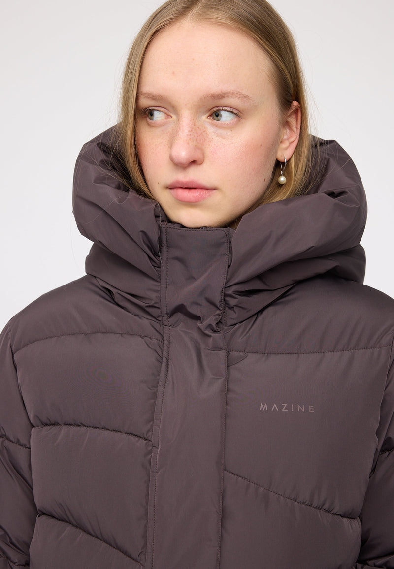 Julia ist 1,78 und trägt Größe S