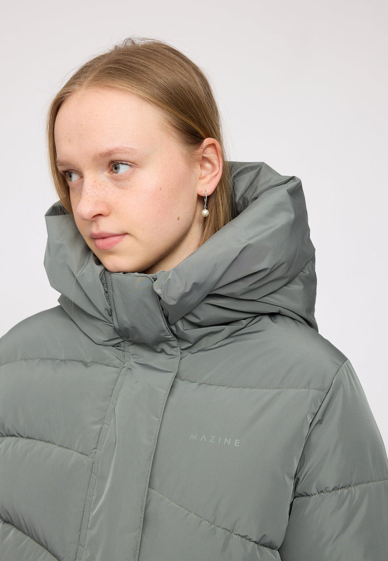 Julia ist 1,78 und trägt Größe S