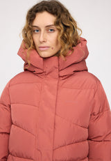 Julia ist 1,78 und trägt Größe S