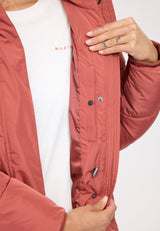 Julia ist 1,78 und trägt Größe S