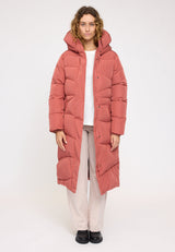 Julia ist 1,78 und trägt Größe S