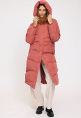 Julia ist 1,78 und trägt Größe S