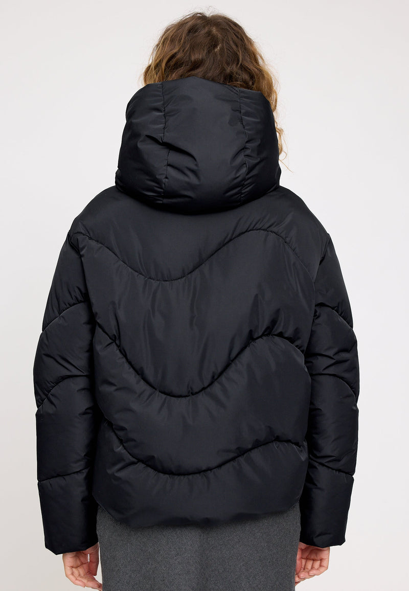 Angelique ist 1,75 und trägt Größe S