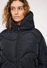 Angelique ist 1,75 und trägt Größe S