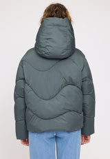 Angelique ist 1,75 und trägt Größe S