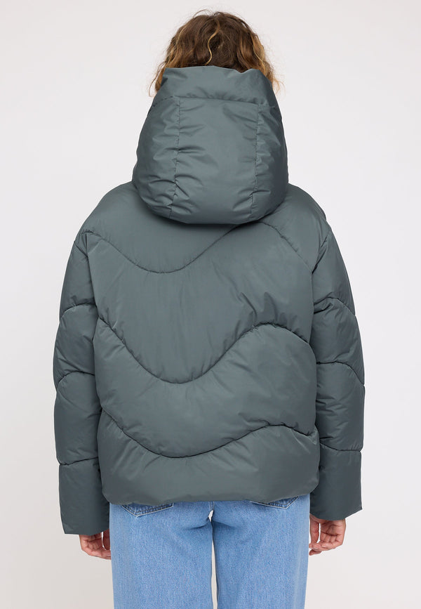 Angelique ist 1,75 und trägt Größe S