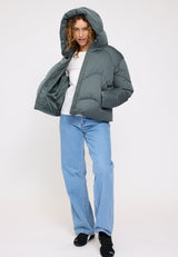 Angelique ist 1,75 und trägt Größe S