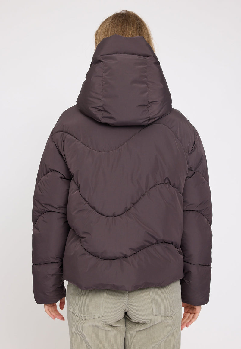 Julia ist 1,78 und trägt Größe S