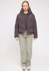 Julia ist 1,78 und trägt Größe S