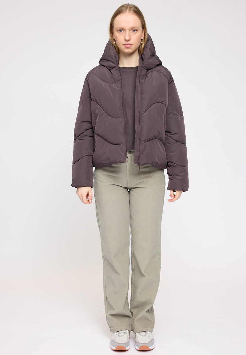 Julia ist 1,78 und trägt Größe S