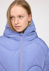 Julia ist 1,78 und trägt Größe S