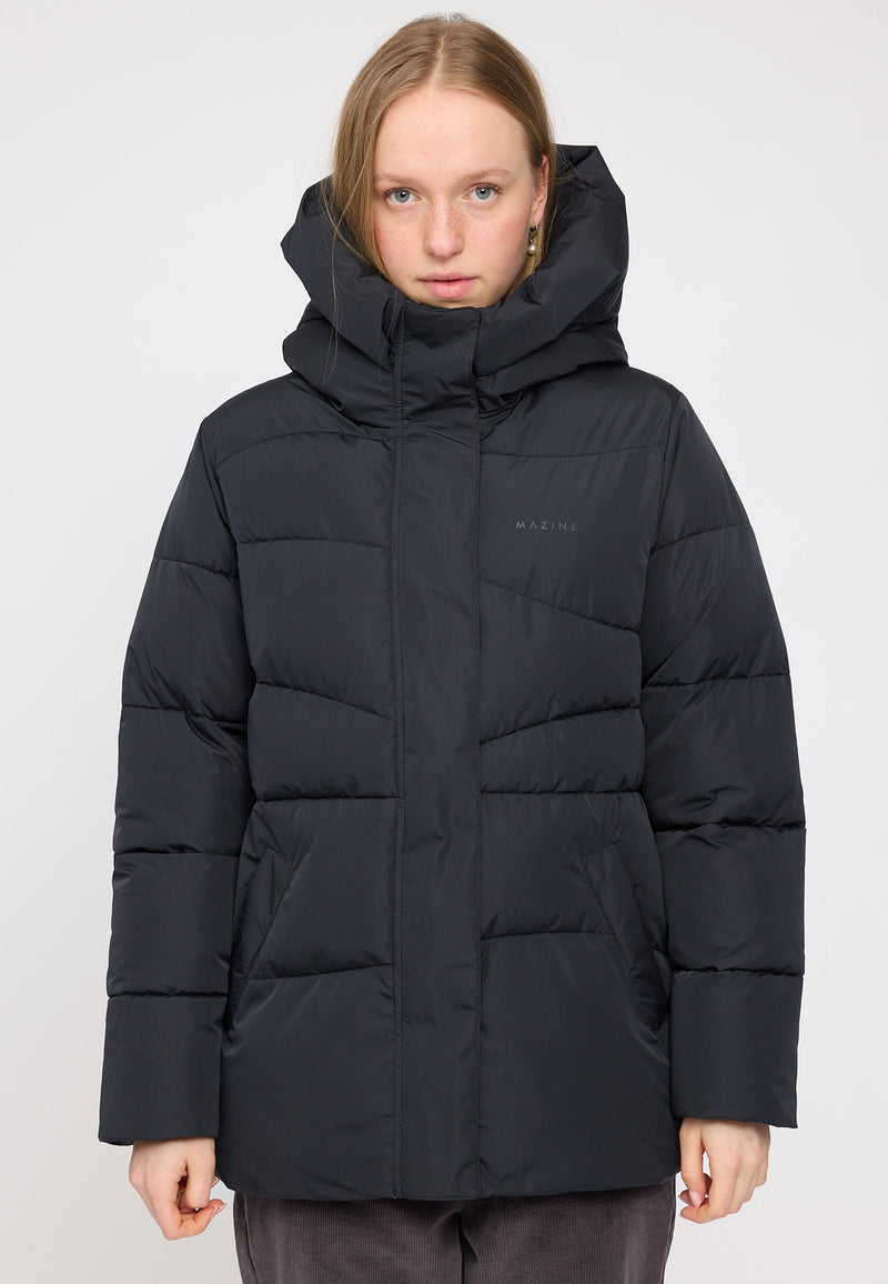 Julia ist 1,78 und trägt Größe S