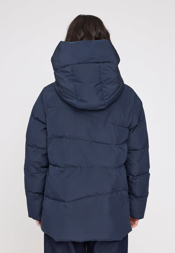 Maren ist 1,75 und trägt Größe S