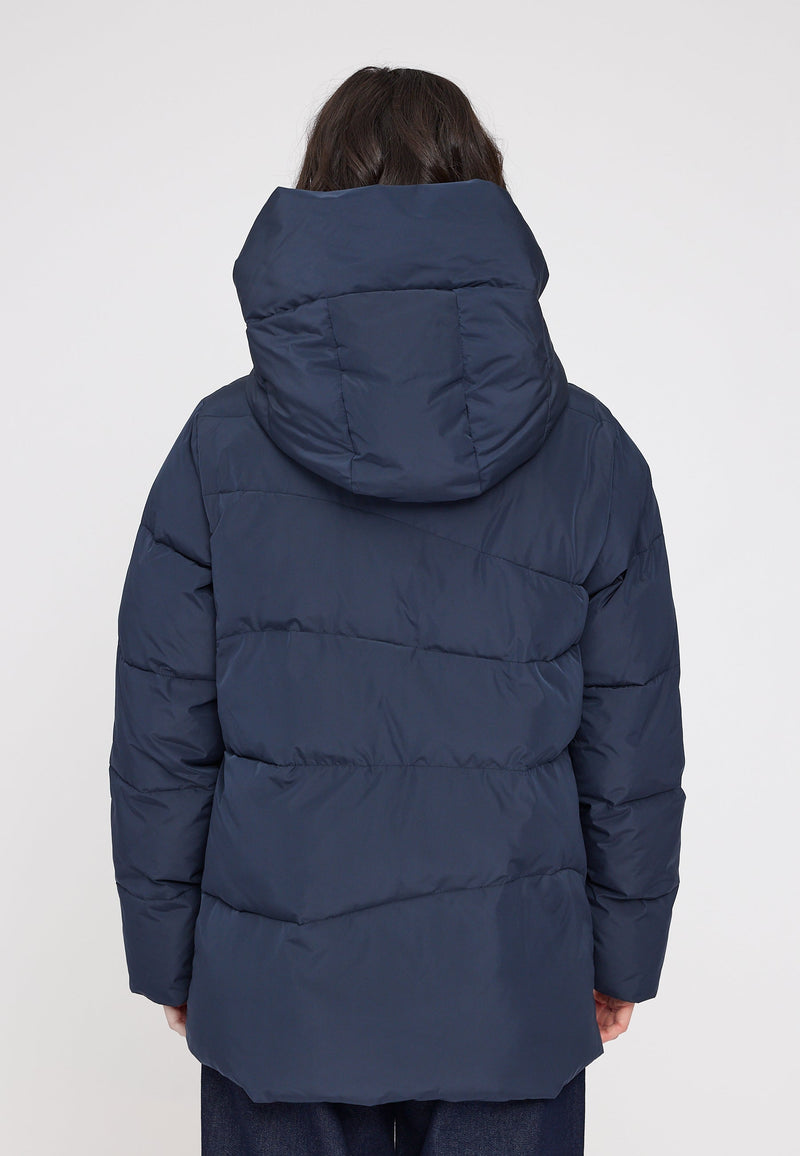 Maren ist 1,75 und trägt Größe S