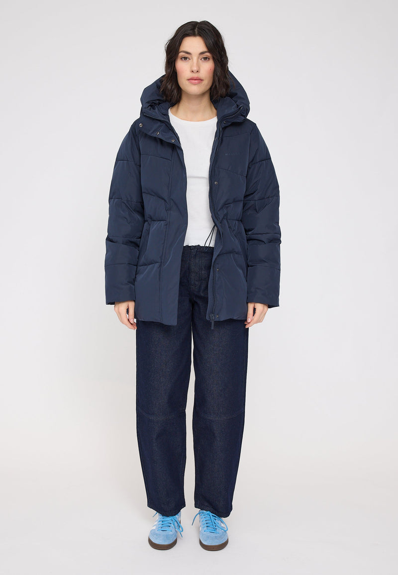 Maren ist 1,75 und trägt Größe S