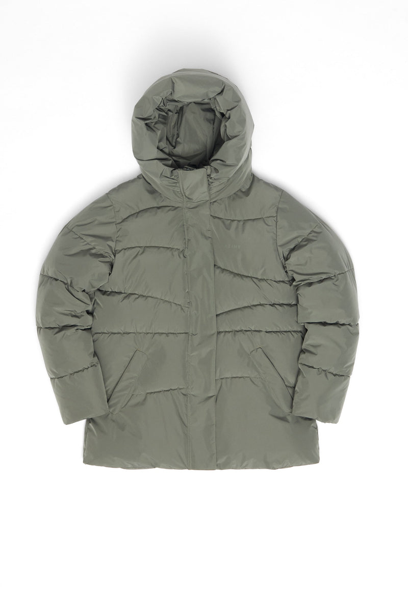 Julia ist 1,78 und trägt Größe S